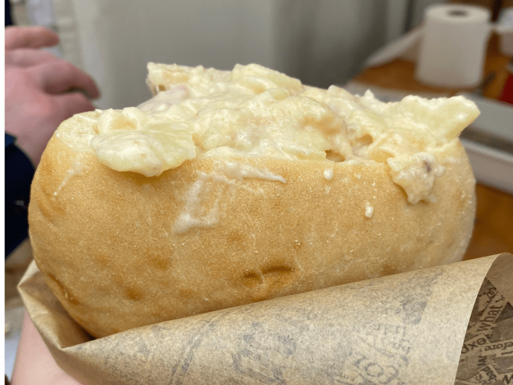 Maroilliflette, potato cooked with maroille cheese in Focaccia bread